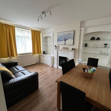 20Mins To Bakerst, Harry Potter & Wembley Stadium! Apartment Northwood  Exterior photo